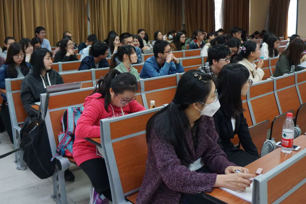 20170408-日语系-日语系成功举办职场讲座-同学们认真听讲