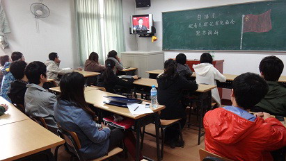 日语系学生会组织观看人大闭幕会