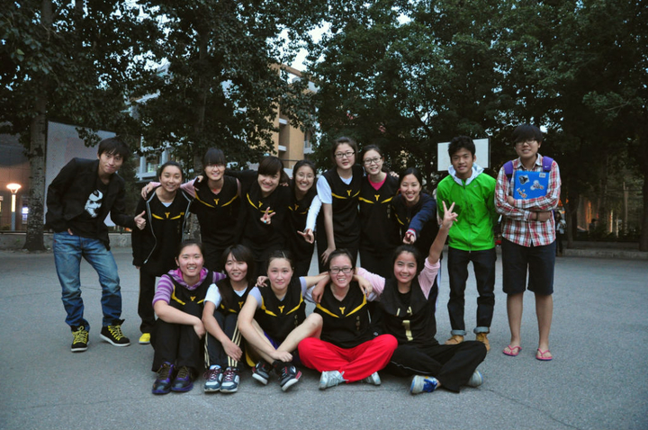 日语系女篮合照