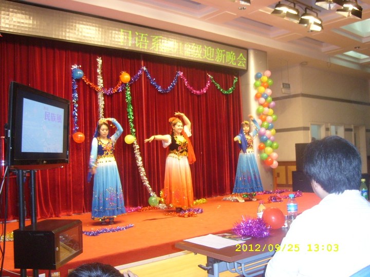 穆卡旦斯同学的新疆舞表演